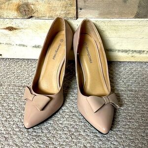 Charming Charlie size 10 4” tan heel with bow detail